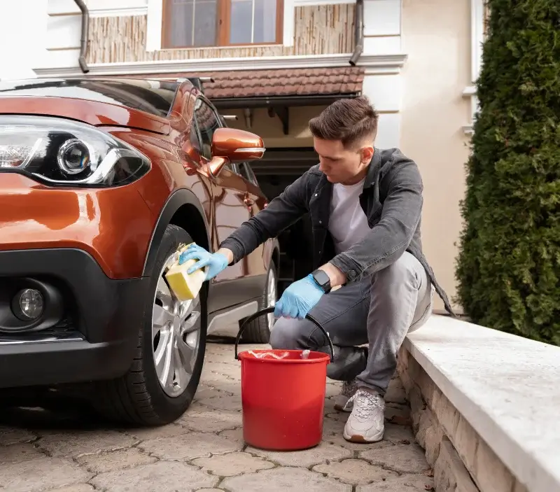 Lavage auto à domicile Le Bois-Plage-en-Ré : professionnel intervenant sur un véhicule